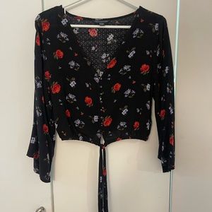 A&E peasant floral crop top with wind sleeves